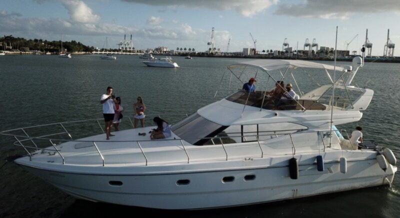 50ft Azimut available in Miami with 1 Jet Ski included for one hrs. - Image 5